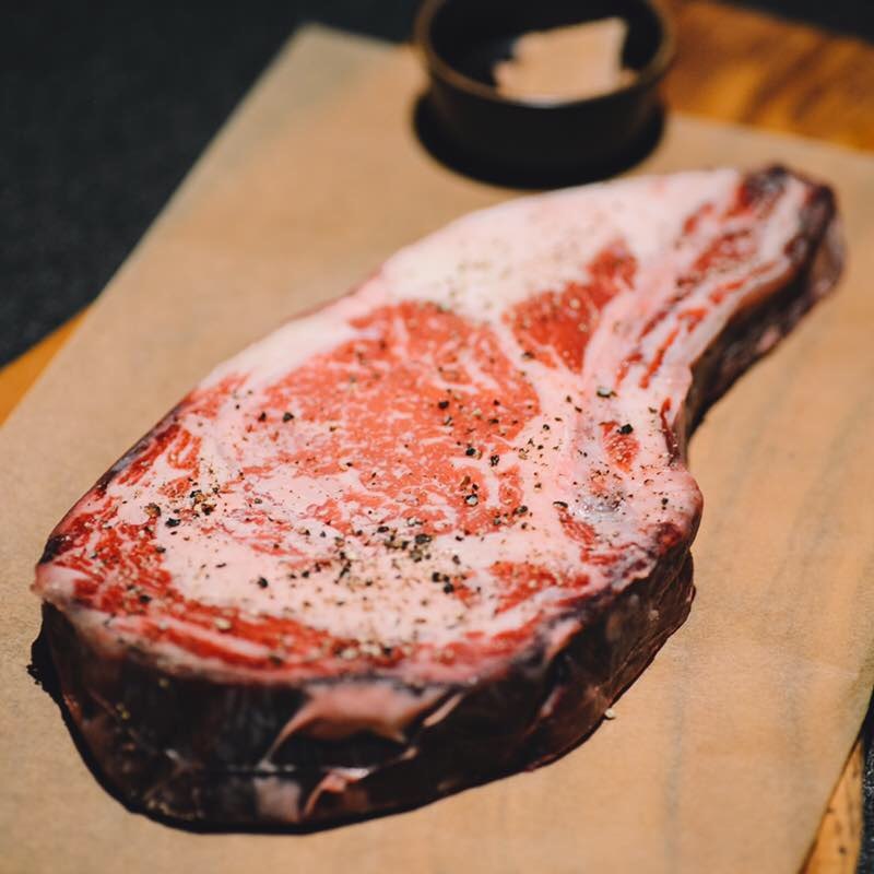 Absteak 30 天乾式熟成牛肉：上等肋眼或紐約客。