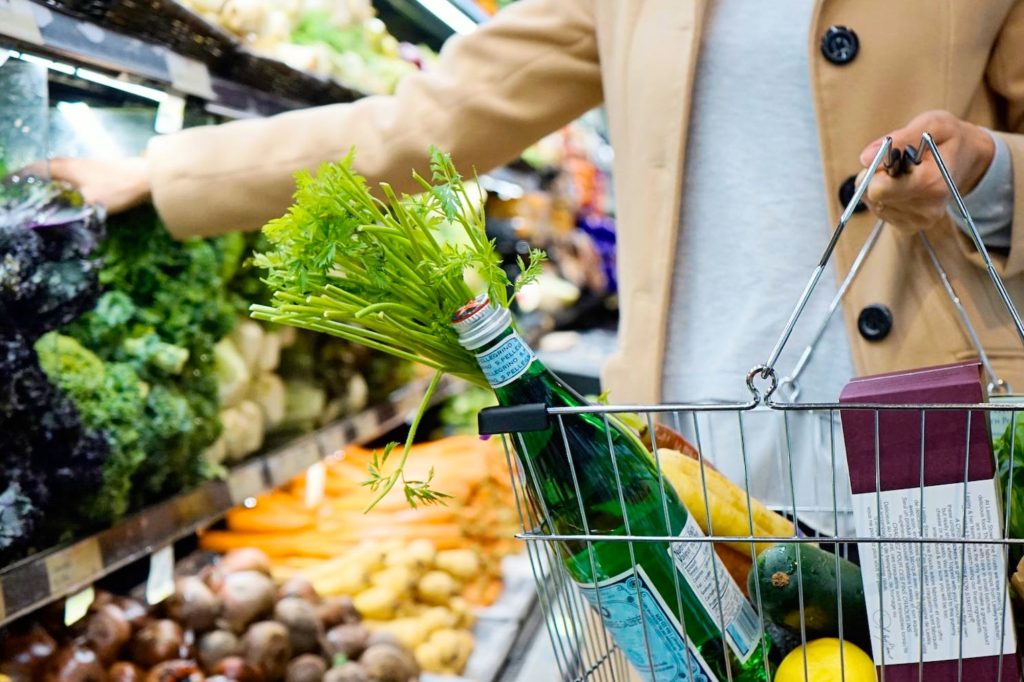 為什麽美國超市的蔬菜區要安裝「灑水器」？原來是這個「暗黑」小秘密