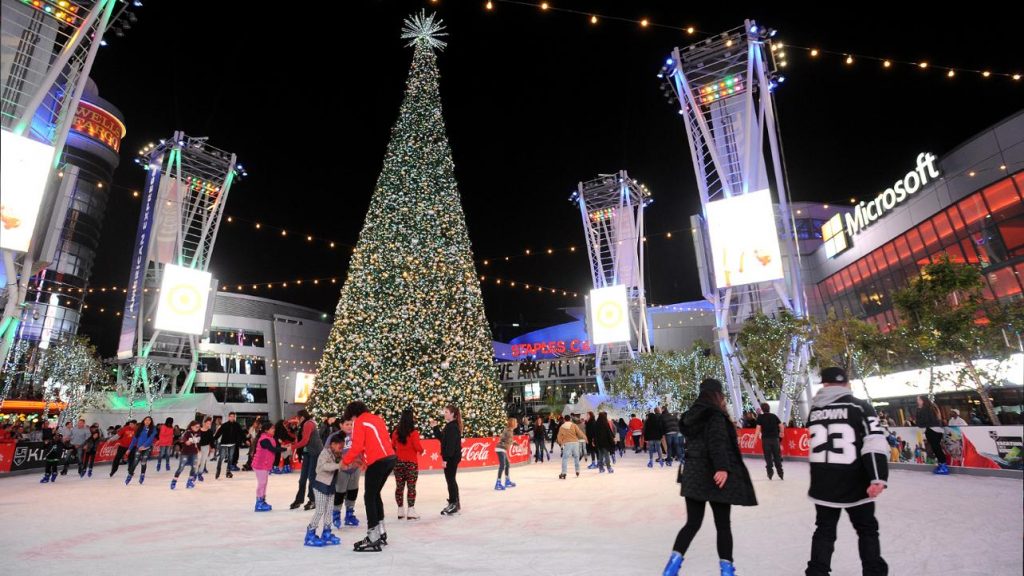 不用羨慕東岸人，LA Kings Holiday Ice 來啦！身在洛杉磯的我們也可以在聖誕節享受戶外溜冰的樂趣了！