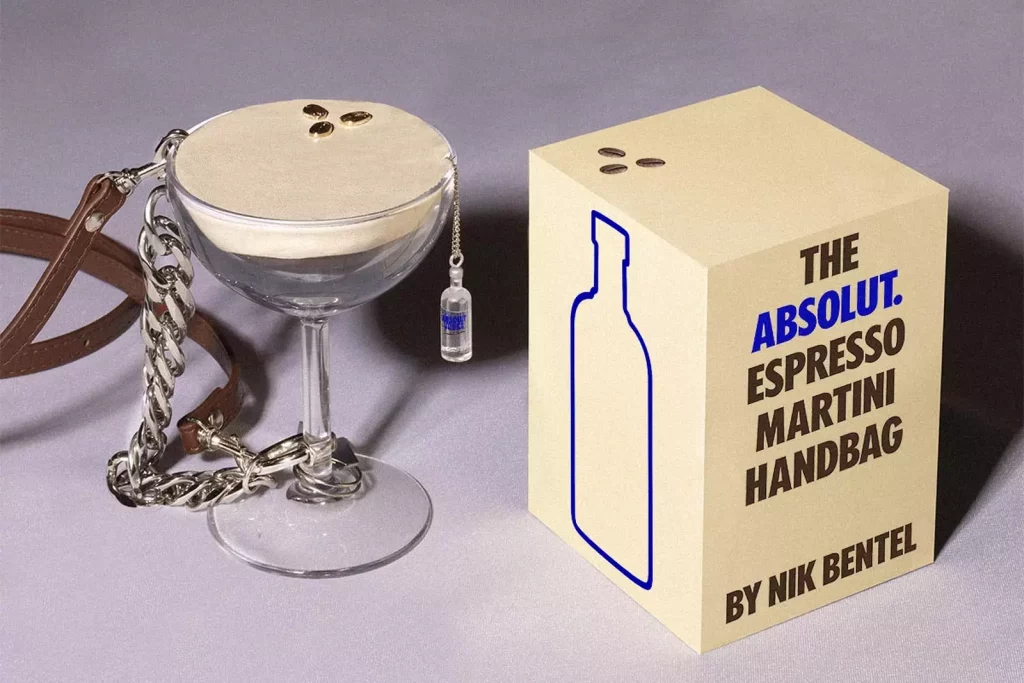 伏特加品牌 ABSOLUT 與藝術家 Nik Bentel 合作的這個「馬丁尼小廢包」可愛的太犯規啦！