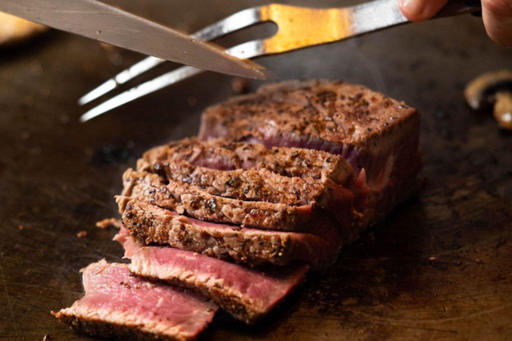 洛杉磯的鐵板燒（Teppanyaki）餐廳大合集！看著牛肉在鐵板上滋滋作響，搭上濃郁奶油的鐵板炒飯！讓你一試難忘！