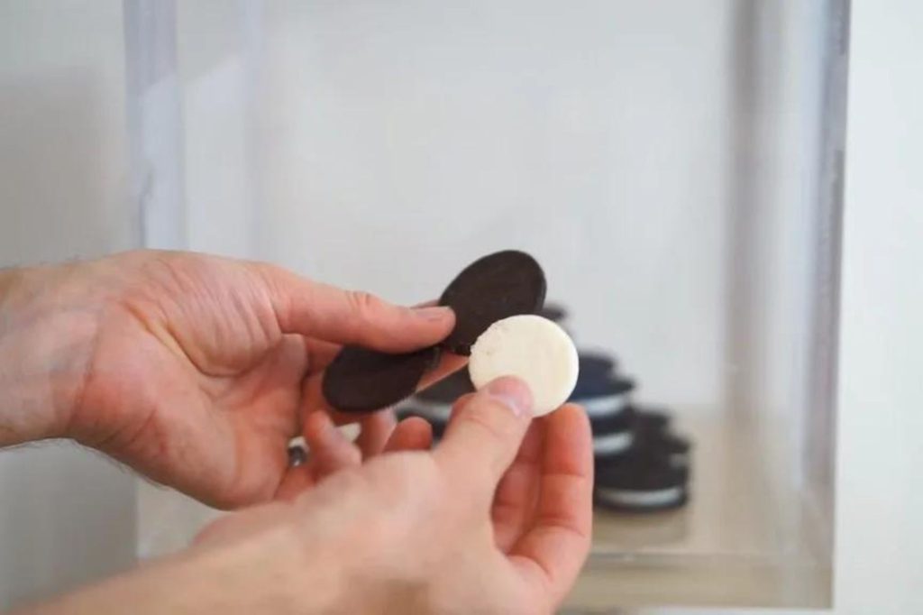 學霸的實驗精神？麻省理工學生測試了 1,000 個奧利奧（Oreo），終於找到史上最完美轉開餅乾的方法？