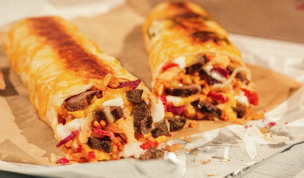 塔可鐘 Taco Bell 限時回歸他們家最熱賣的餐點， 雙層牛排烤起司捲餅 Double Steak Grilled Cheese Burrito