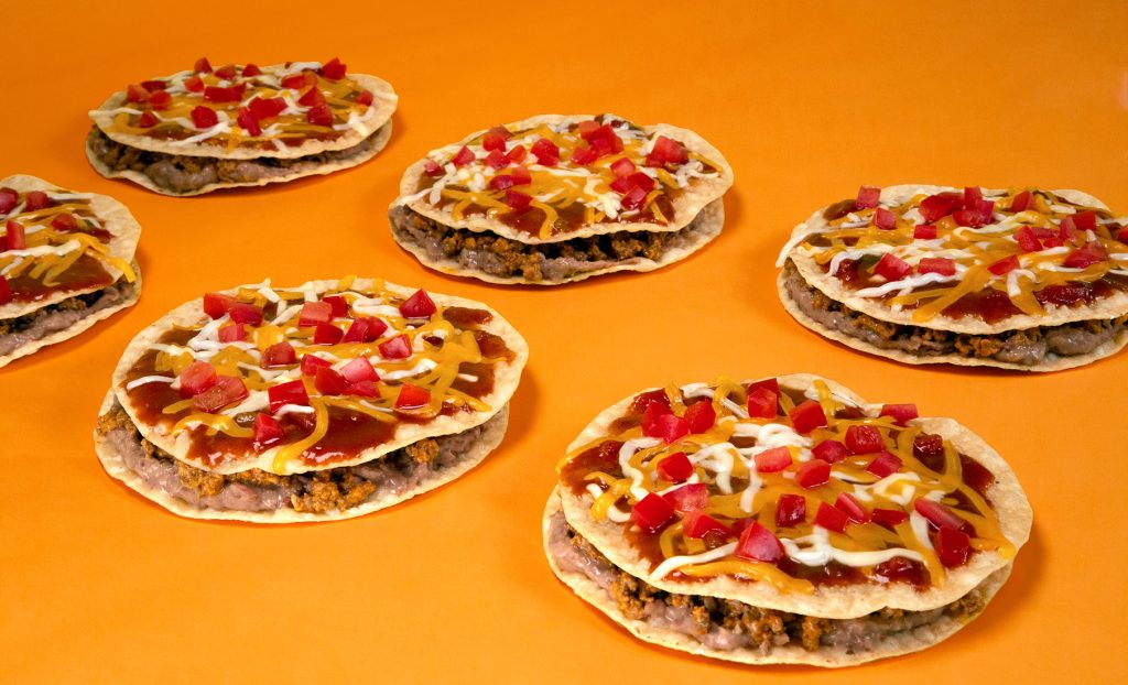 塔可鐘 Taco Bell 限時回歸他們家最熱賣的餐點， 墨西哥塔可披薩 Mexican Pizza 