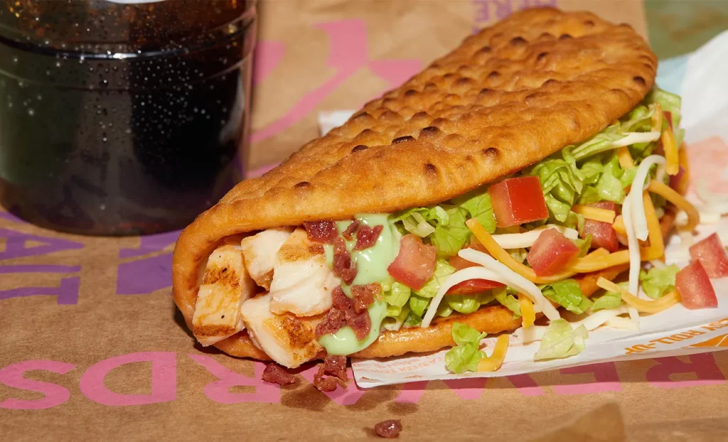 塔可鐘 Taco Bell 限時回歸他們家最熱賣的餐點，脆皮培根烤雞塔可船Bacon Club Chalupa