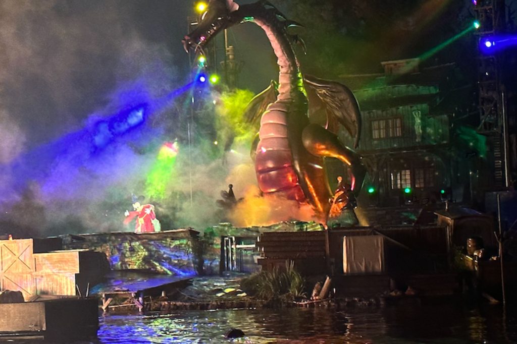 加州迪士尼最受歡迎煙火秀 “Fantasmic!” 驚傳意外！13 公尺巨龍遭火焰吞噬，遊客驚惶逃生