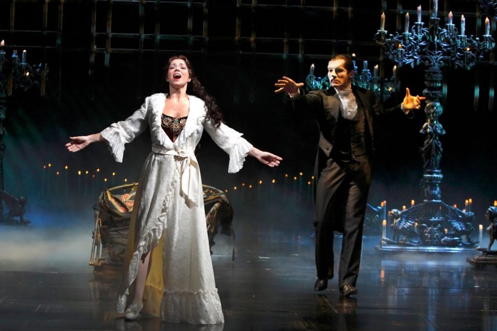 百老匯史上最長壽音樂劇《歌劇魅影》（The Phantom of the Opera）謝幕，觀眾淚流滿面，製作團隊期待未來「強勢回歸」
