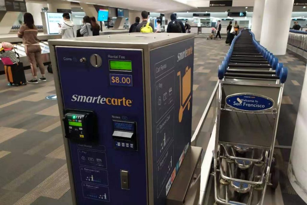 引起公憤啦！舊金山機場的行李手推車收你 8 美金！網友嘲笑說：記得要給小費誒！