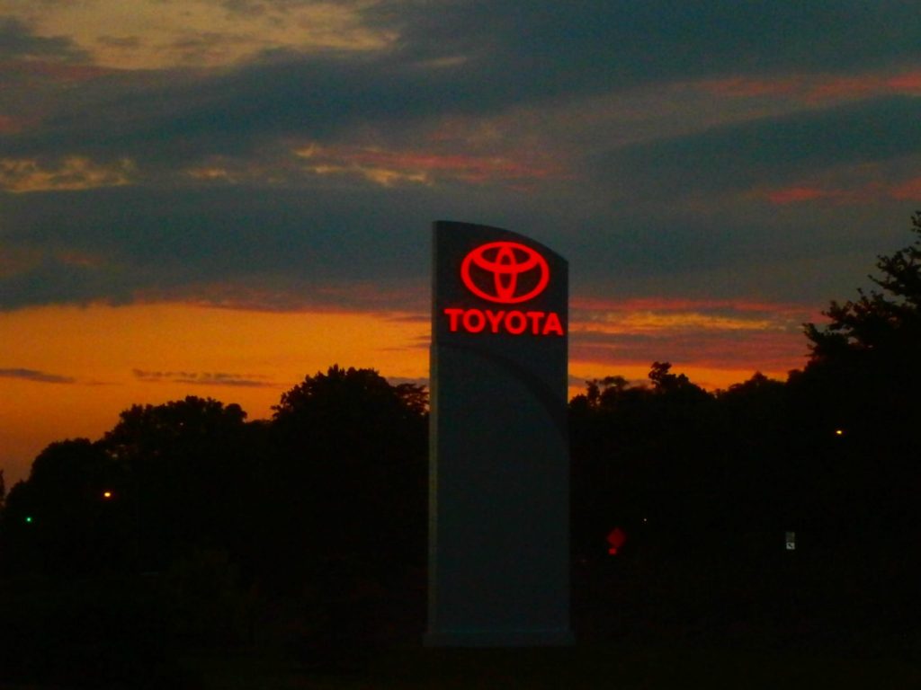 來不及應對電動車趨勢？豐田 Toyota 大動作宣布發展電動車但缺新意，車壇龍頭地位恐難保？