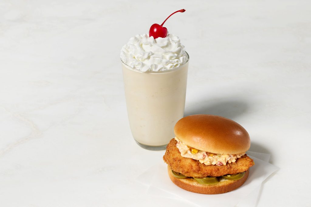 雞福來還將在三明治推出的同時，同步販售一款，專為多椒起司口味研發的全新焦糖脆脆奶昔（The Caramel Crumble Milkshake ）。